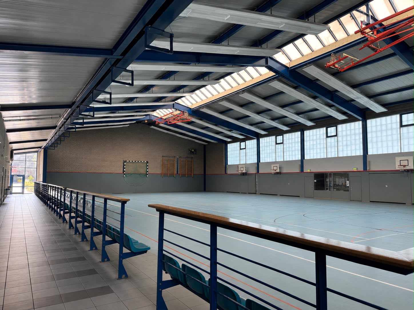 Sporthalle Jerichow Innenansicht der Sporthalle Jerichow mit Spielfeld, Basketballkörben und Zuschauerbänken