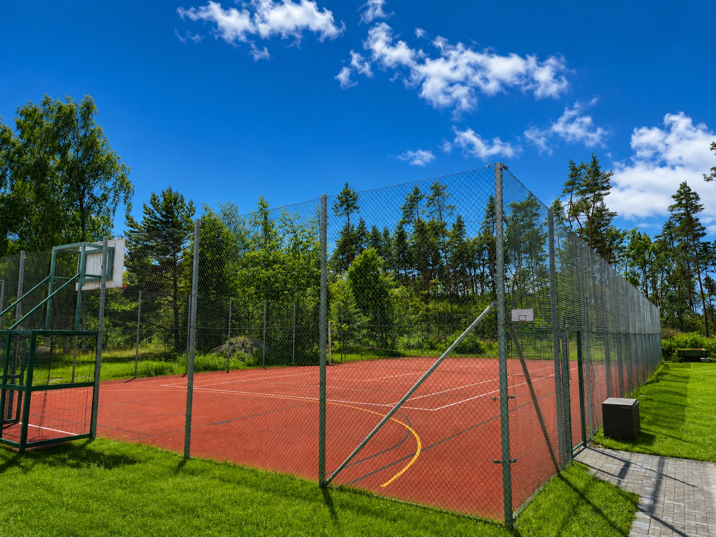 Multifunktionsplatz am Sportplatz Jerichow Multifunktionsplatz mit Tartanbelag, Basketballkörben und Ballfangzaun